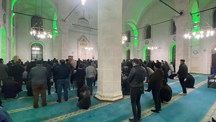 <p>Kent merkezindeki Ulucami'de yatsı namazı öncesi Kur'an-ı Kerim okundu, dualar edildi.</p>
<p> </p>