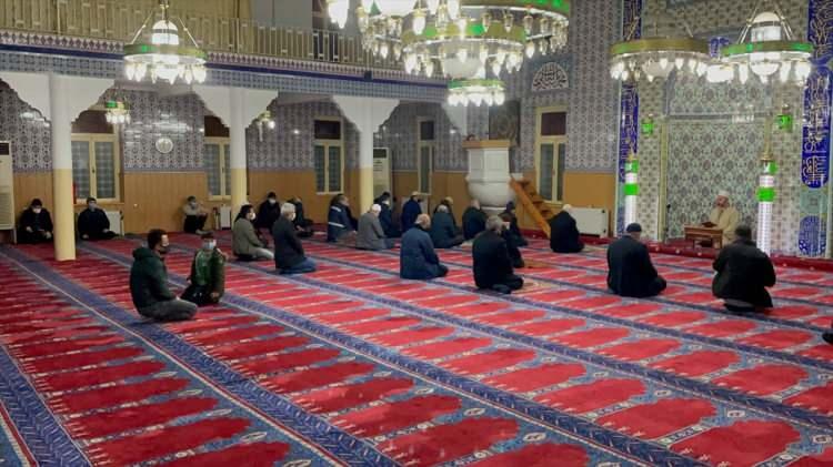 <p>Kent genelindeki camileri dolduran vatandaşlar, kandilin manevi atmosferini yaşadı.</p>

<p>Merkez Ulu Cami'ye gelenler, namaz kılıp dua etti. Programda, Kur'an-ı Kerim de okundu.</p>

<p>Namazın ardından cemaate çeşitli ikramlarda bulunuldu.</p>
