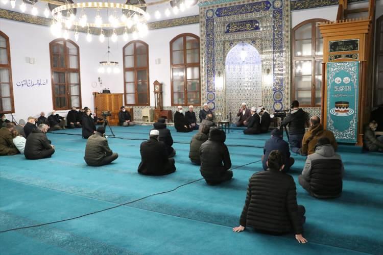 <p>Cemaat, kent merkezindeki tarihi Orhan Gazi Camisi'nde Kur'an-ı Kerim tilaveti ve mevlit dinledi.</p>