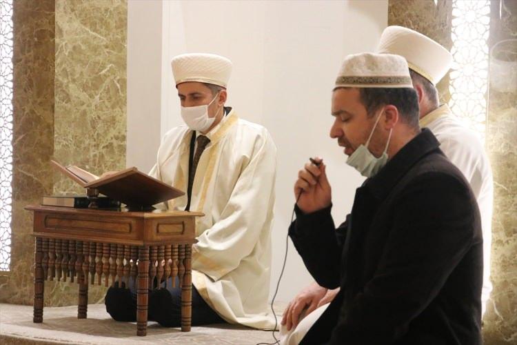 <p>Programda, Kur'an-ı Kerim okundu, dua edildi.</p>

<p>&nbsp;</p>
