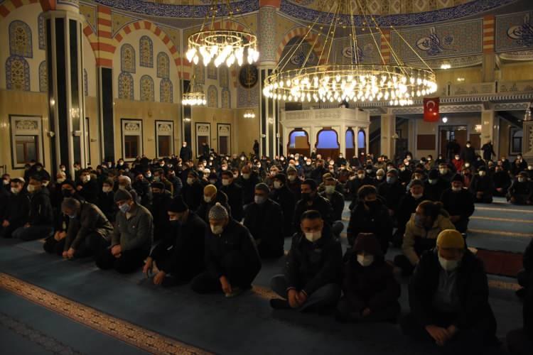 <p><strong>BİLECİK</strong></p>

<p>Bilecik'te Regaip Kandili dolayısıyla camilerde program yapıldı.</p>
