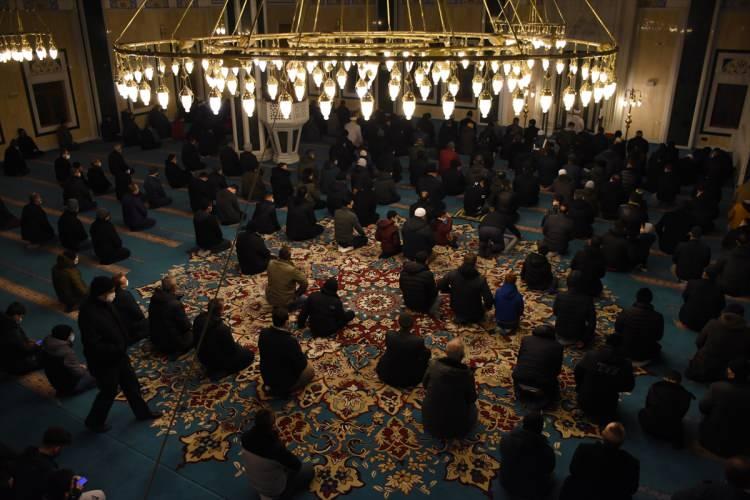 <p>Kent genelindeki camileri dolduran vatandaşlar, kandilin manevi atmosferini yaşadı. H&uuml;rriyet Mahallesi'ndeki Kayı Boyu Camii'ne gelenler, Regaip Kandili konulu vaazı dinledi. Cemaat, yatsı ezanının ardından namaz kılıp dua etti.</p>
