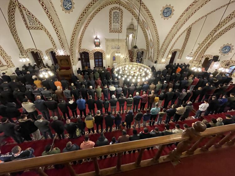 <p>Camiye gelen vatandaşlar, Hatay İl M&uuml;ft&uuml;s&uuml; Yardımcısı Murat Ak&ccedil;ay'ın verdiği vaazın ardından namaz kıldı.</p>

<p>&nbsp;</p>
