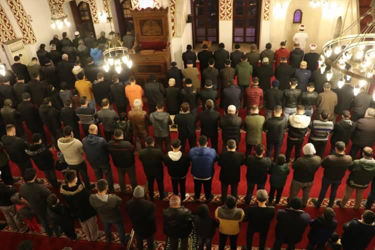 <p>Cami &ccedil;ıkışında vatandaşlara &ccedil;eşitli ikramlarda bulunuldu.</p>

<p>&nbsp;</p>
