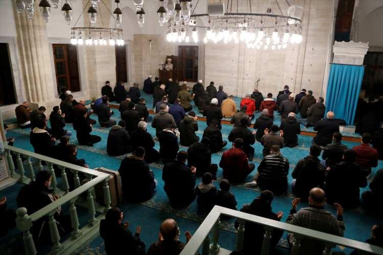 <p><strong>TEKİRDAĞ</strong></p>

<p>Tekirdağ R&uuml;stem Paşa Camisi'nde, Kur'an-ı Kerim ve ilahilerle idrak edilen kandil gecesinde cemaat yatsı namazlarını kılıp dua etti.</p>
