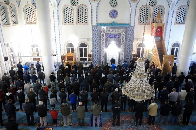 <p><strong>UŞAK</strong></p>

<p>Uşak'ta da Regaip Kandili dolayısıyla kentteki &ccedil;eşitli camilerde program d&uuml;zenlendi.</p>
