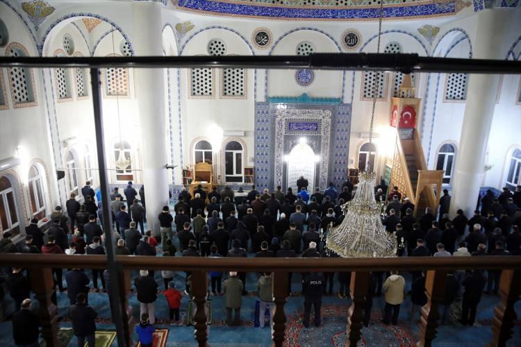 <p>Tarihi Ulu Cami'de d&uuml;zenlenen programda, Kur&rsquo;an-ı Kerim okunup, dua edildi.</p>

<p>Camilere gelen vatandaşlar, dua okunmasının ardından namazını kıldı.</p>

<p>Kentteki &ccedil;eşitli camilerde de T&uuml;rk Kızılay Uşak Şubesince kandil simidi dağıtıldı.</p>
