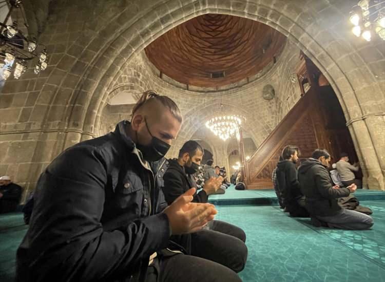 <p><strong>ERZURUM</strong></p>

<p>Erzurum'da &uuml;&ccedil; ayların m&uuml;jdeleyicisi olarak kabul edilen Regaip Kandili m&uuml;nasebeti ile tarihi Ulu Camide program d&uuml;zenlendi.</p>

<p>&nbsp;</p>
