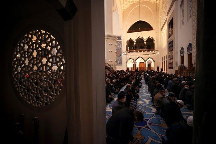 <p>İSTANBUL</p>

<p>&Uuml;&ccedil; ayların m&uuml;jdeleyicisi olarak kabul edilen Regaip Kandili m&uuml;nasebetiyle B&uuml;y&uuml;k &Ccedil;amlıca Camisi'nde program d&uuml;zenlendi.</p>

<p>&nbsp;</p>

