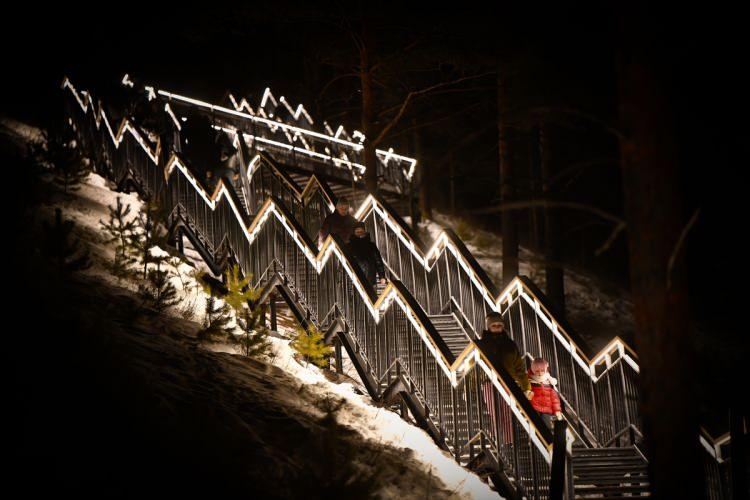 <p>Rusya'nın Sibirya bölgesinde dağ eteğine yapılan merdiven 1683 basamaktan oluşuyor.</p>

<p> </p>
