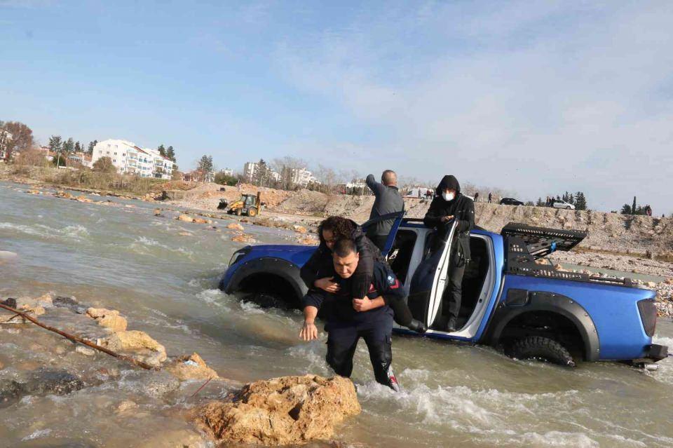 <div>Yaklaşık 7 metre sürüklenen araç suya batarak sabit kaldı. İçerisi su dolu aracın içerisinde bulunan 4 kişi aracın üzerine çıkarak çevrede bulunan vatandaşlardan yardım istedi.</div>

<div> </div>
