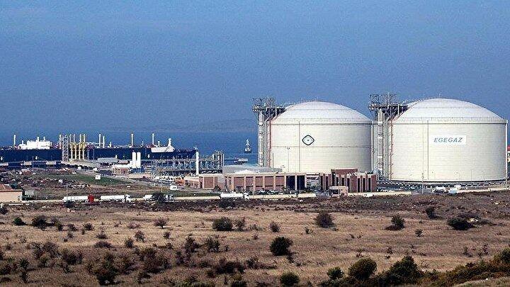 <p>BOTAŞ'ın günlük 37 milyon metreküp kapasiteli Marmara LNG Terminali'nin yanı sıra, yine İzmir Aliağa'da yer alan Egegaz LNG Terminali de sisteme günlük 40 milyon metreküp doğal gaz verebiliyor. Böylece, Türkiye’deki LNG ve FSRU tesisleriyle sisteme verilebilen günlük doğal gaz kapasitesi 133 milyon metreküpü buluyor.</p>
