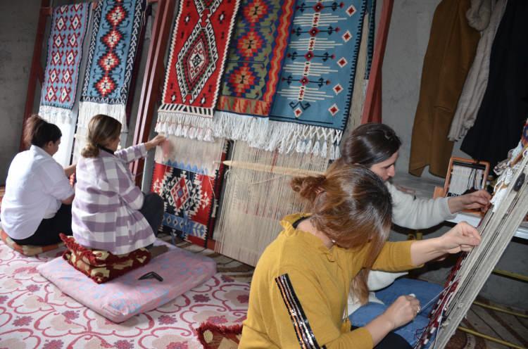 <p><strong>YÜZYILLIK GELENEKLER YAŞATILIYOR</strong></p>
<p> </p>
<p>İlçeye bağlı Başaran ve Bolağaç köylerinde açılan kilimlerle jirki aşireti desenleri kullanılarak yüzyıllık gelenekler yaşatılıyor.</p>