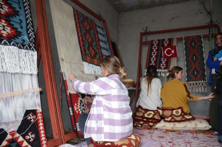 <p><strong>YAPIMI 1 AY SÜRÜYOR</strong></p>
<p> </p>
<p>Usta öğretici Aslıhan Üce, 17 öğrencisiyle tek gözlü odada soba eşliğinde aylardır kilim dokuduklarını söyledi. Yetkililere seslenerek bir atölye açılmasını ve daimi olarak yöre halkının çalışması gerektiğini ifade eden Üce, "Ben 20 yıldır bu işi yapıyorum. Büyüklerimden öğrendim. Jirki kilimi çok zor yapılıyor.</p>
