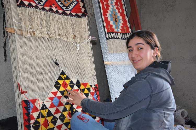 <p><strong>“VALİLİĞİMİZDEN DESTEK BEKLİYORUZ”</strong></p>
<p> </p>
<p>Bir kilim 1 ay boyunca ancak yapılıyor. Çok uzun yıllara dayanıyor. Jirki kilimini yaşatmak istiyoruz. Valiliğimizden destek bekliyoruz.</p>