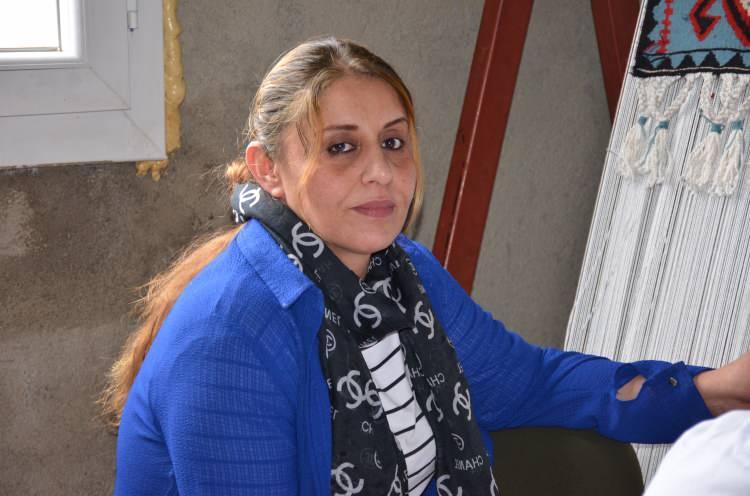 <p>İp sıkıntımız var. Bize ulaşmak isteyen olursa kilim tanesi 700 lira ile 2 bin lira arasında fiyatları değişiyor. Yerimiz çok dar, eğer biraz daha büyük olsa çok öğrenci olur" dedi. </p>