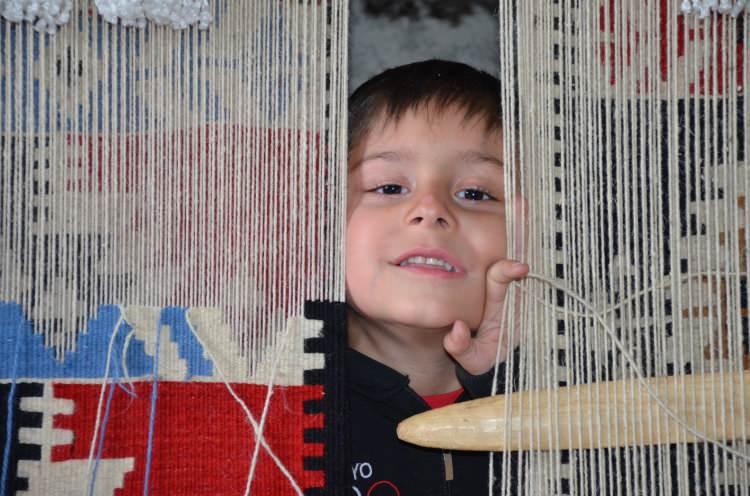 <p><strong>“TARİHİMİZİ YAŞAMAK, YAŞATMAK İSTİYORUZ”</strong></p>

<p> </p>

<p>Kursiyer Azime Temel, 3 ayda bu işi öğrendiğini dile getirdi. Çok güzel bir iş olduğunu aktaran Temel, "Çocuklarımızda burada. Yapacağımız bir iş olmadığı için kültürümüzü, tarihimizi yaşamak, yaşatmak istiyoruz. Birçok kilim yaptık.</p>
