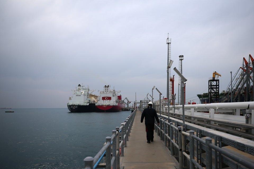 <p>LNG doğal gazın sıkıştırılmış hali olduğu için yaklaşık 600 kat sıkıştırılarak doğal gaz sıvı halde taşınabiliyor. </p>
