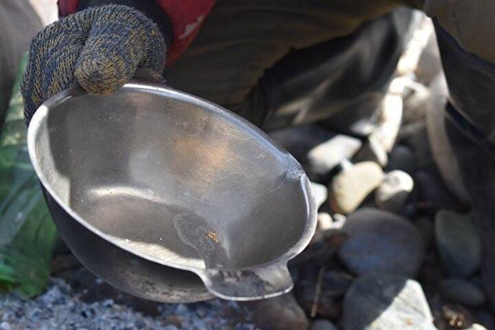 <p>Kış mevsiminde su seviyesinin azalması ve sığ suda çalışmanın kolaylaşması nedeniyle altın arama faaliyetleri yoğunlaşıyor.</p>
<p> </p>
