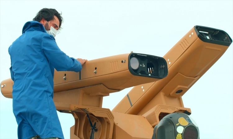 <p>ROKETSAN, Sungur'un 8 kilometre maksimum etkili menzile sahip olduğunu ve 4 kilometre irtifaya kadar geniş bir hedef setine karşı başarı gösterebileceğini belirtiyor. Sungur'u özel bir silah yapan hususlar ise etkili menzili kadar, üstün güdüm sistemleri ve HERİKKS (Hava Savunma Erken İkaz ve Komuta Kontrol Sistemi) ile entegre, ağ-merkezli bir mimari içinde çalışabilmesi.</p>
