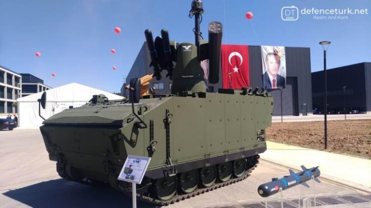 <p>Cumhurbaşkanı Recep Tayyip Erdoğan, özellikle Suriye'deki sınır ötesi harekatların değerlendirilmesi çerçevesinde, insansız kara harp araçları geliştirilmesine yönelik vurguyu birçok kez yaptı. Yani, siyasi irade, SİHA alanındaki endüstriyel ve askeri performansın, diğer boyutlara da hızla teşmil edilmesinden yana. </p>
