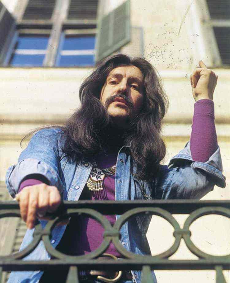 <p><strong>- "Baris Mancho" adlı ilk İngilizce albümünü 1976'da yayımladı</strong></p>

<p>Barış Manço, Moğollar'la yolları ayırıp "Kurtalan Ekspres"i kurdu. İsmini İstanbul'dan Güneydoğu'ya giden trenden alan grupta, Murat Ses, Nur Moray, Celal Güven, Özkan Uğur ve Engin Yörükoğlu yer alıyordu. Bir süre sonra, ayrılıklar yaşanan gruba, Manço'nun uzun yıllar birlikte çalışacağı Ahmet Güvenç ile Bahadır Akkuzu dahil oldu.</p>

<p> </p>
