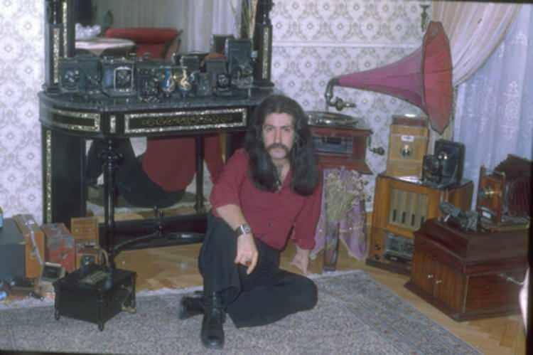 <p>Barış Manço'nun ilk uzunçaları (LP) "2023", 1975'te çıktı. "Progresif rock" esintileri taşıyan albümde, Cumhuriyet'in 100. yılı anısına sanatçının bestelediği enstrümantal şarkı "2023"ün yanı sıra "Yine Yol Göründü Gurbete" ve "Yol Verin Ağalar Beyler" adlı şarkılar beğeni topladı.</p>
<p> </p>