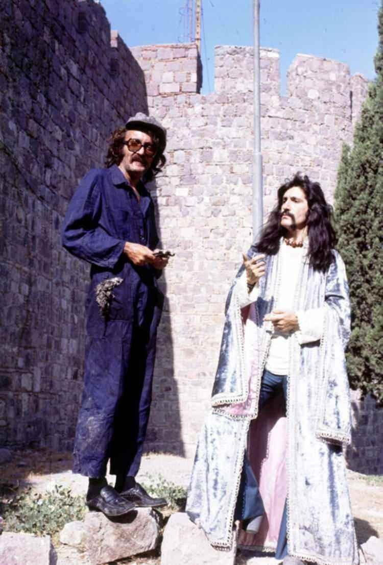 <p>Barış Manço, 1981'in sonuna doğru "Sözüm Meclisten Dışarı" albümünü müzikseverlerin beğenisine sundu.</p>
<p>"Gül Pembe", "Ali Yazar Veli Bozar" ve "Alla Beni Pulla Beni" adlı unutulmaz şarkıların yanı sıra "Dönence"nin de yer aldığı albümün pek çok şarkısı, bir süre TRT'nin denetleme kuruluna takılarak, televizyon ve radyoda çalınamadı.</p>
<p> </p>