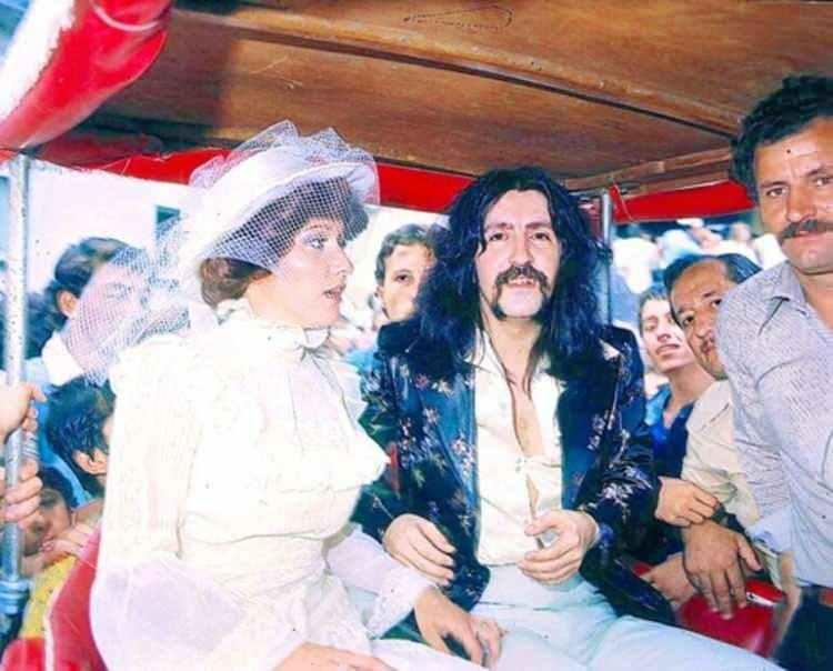 <p>Birçok şarkısının son kıtasında, kendi ismine yer veren sanatçı, eserlerinde, unutulan değerleri hatırlattı, toplumsal konulara ve ailenin önemine dikkati çekti.</p>

<p> </p>
