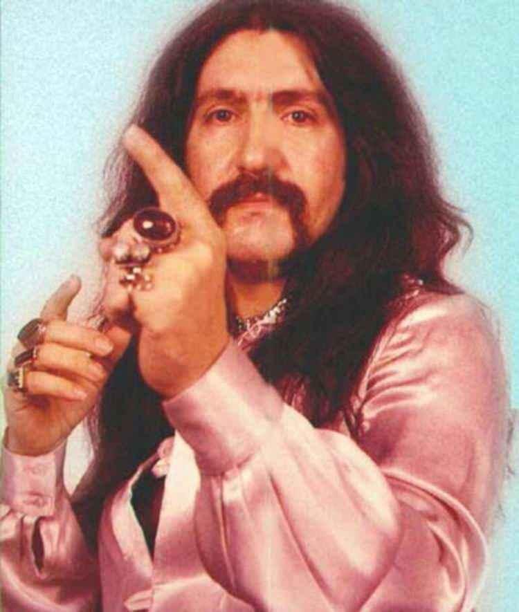 <p>Barış Manço, 1970'te kısa süren bir evlilik yaptı. Lale Çağlar 1979'da evlenen Manço'nun "Doğukan Hazar" ve "Batıkan Zorbey" ismini verdiği iki oğlu dünyaya geldi.</p>
<p> </p>