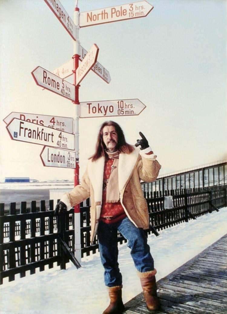 <p><strong>- "Siyasete girmem hayattaki en büyük hatamdı"</strong></p>
<p>Sanatçı, 1994'teki yerel seçimlerde DYP'den Kadıköy Belediye Başkanlığı için aday oldu. Sadece 20 gün süren siyaset hayatıyla ilgili yaptığı bir söyleşide şunları kaydetti:</p>
<p>"Siyasete girmem hayattaki en büyük hatamdı. Ama uçurumun kenarından döndüm. Baktım ki oradaki şartlar bana ve sağlığıma zarar verecek, vazgeçtim. Ama bana uzun bir rahatsızlık süresine mal oldu."</p>
<p> </p>