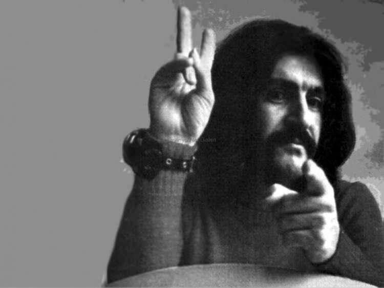<p>İçindeki çocuğu hiçbir zaman kaybetmediğini her fırsatta aktaran usta sanatçı, yönetmen Oksal Pekmezoğlu'nun 1975'te çektiği "Baba Bizi Eversene" filminin başrolünde oynadı.</p>

<p> </p>
