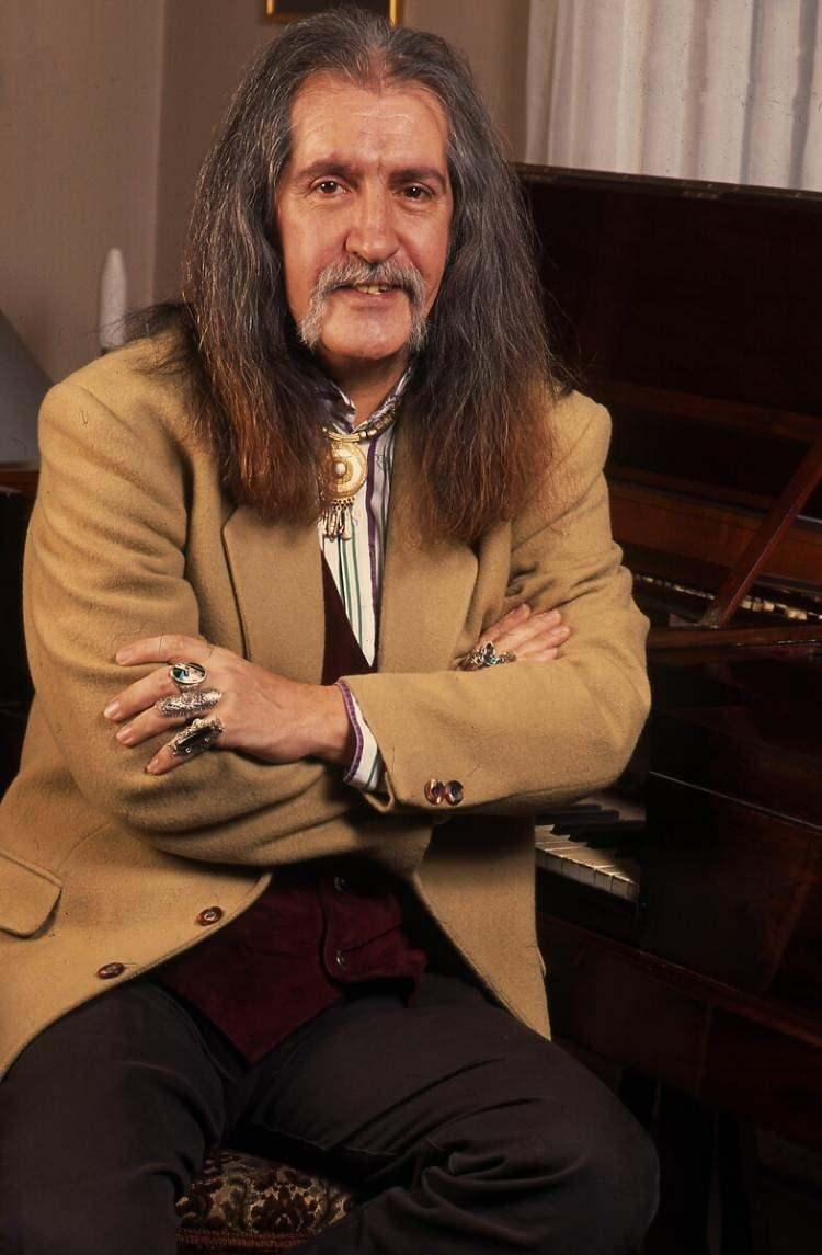 <p>Yaklaşık 40 yıllık sanat hayatında 200 besteye imza atan, ulusal ve uluslararası alanda pek çok ödüle layık görülen sanatçının aldığı ödüllerden bazıları şöyle:</p>