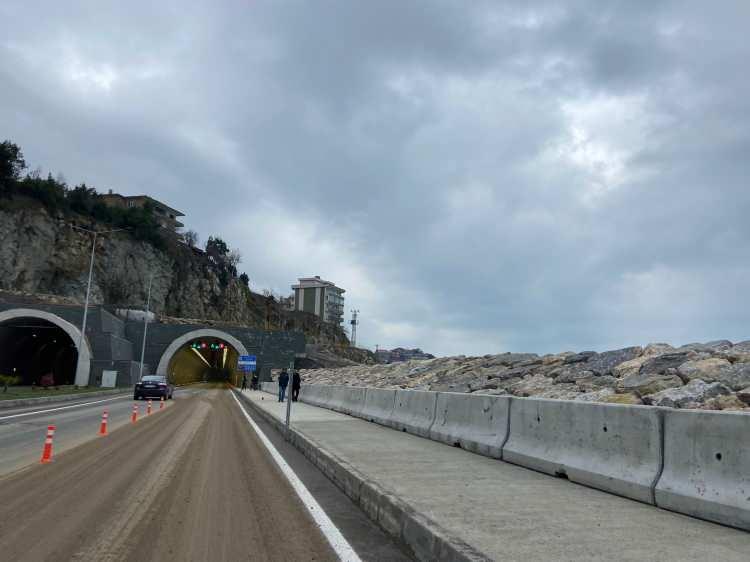 <p>Cumhurbaşkanı Recep Tayyip Erdoğan, dün yatırımla ilgili yaptığı konuşmada <strong>"Zonguldak’a bu aydınlık geleceğe uygun yatırımlarla büyük ve güçlü Türkiye’nin parlayan yıldızı haline getirme gayretindeyiz. Resmi açılışlarını yapacağımız yatırımlar da buna yöneliktir. Tünellere geçtiğimiz aylarda ülkemizin fikir ve ilim dünyası bu şehrin evladı Prof. Dr. Teoman Duralı’nın ismini verdik. Yapımı tamamlanan Zonguldak-Kilimli yolunun Prof. Dr. Teoman Duralı 1 ve 2 tünellerini Karaelmas ve Uzunkum kavşaklarının resmi açılışını buradan yapıyoruz. Yatırım tutarı 1 milyar 150 milyon lira olan bu proje sayesinde lira olan bu proje sayesinde 40 dakika aşuren ulaşım 5 dakikaya inecek. Yolun yarı yarıya kısalması, seyahat süresinin azalması sayesinde Zonguldak ile Kilimli adeta bütünleştirmiş oluyoruz"</strong> ifadelerine yer verdi.</p>
<p> </p>