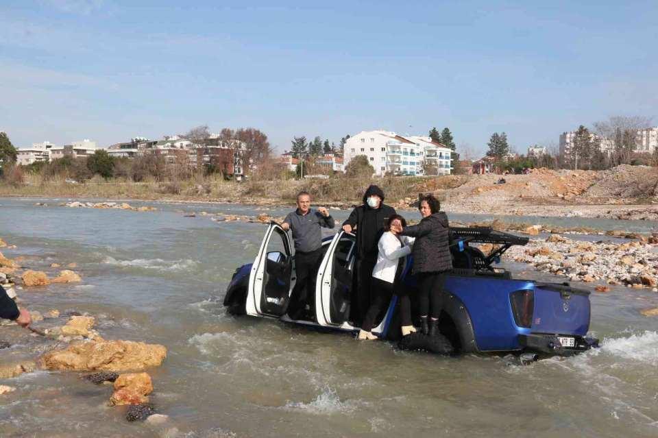 <p>Antalya’da içerisinde 4 kişinin olduğu arazi aracı, Boğaçayı üzerinden geçmeye çalışırken akıntıya kapıldı. Korku dolu olayda araç 7 metre sürüklendikten sonra suya battı. </p>
