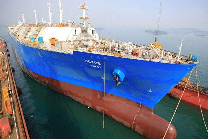<p>Yunanistan'ın Revithoussa Limanı'ndan yola çıkan "Pskov" adlı sıvılaştırılmış doğal gaz (LNG) gemisi 7 Aralık'ta Türkiye'ye geldi. Rus şirketi Sovcomflot'a ait olan Liberya bayraklı gemi toplam 170 bin 200 metreküp kapasitesi bulunuyor.</p>
