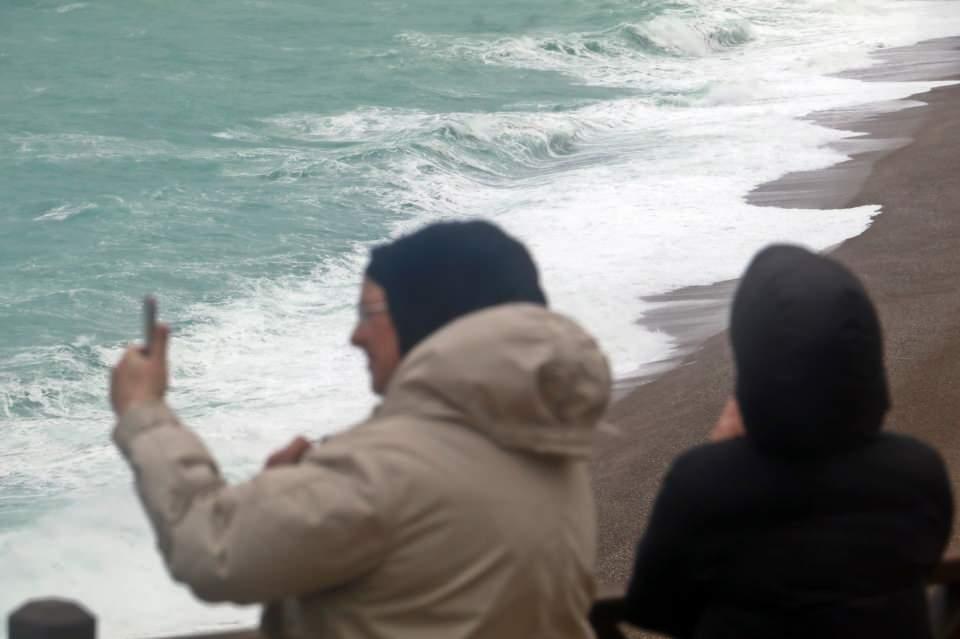 <p>Rüzgarda ayakta durmakta zorlanan vatandaşlarsa, oluşan manzarayı fotoğraflamak için adeta birbiriyle yarıştı.</p>

