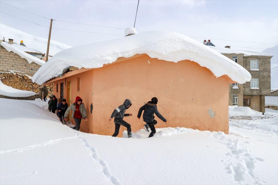 <p>"Bu yıl kış şartlarının ağırlaşmasıyla hayvancılık da zorlaştı." diyen Kaplan, şöyle konuştu:</p>
<p>"Yollarımız bazen kapanıyor. Görüldüğü gibi her şey kar altında. Adeta kar tüneli içinden ahırlara girebiliyoruz. Kardan pencerelerimizi açamıyoruz. </p>