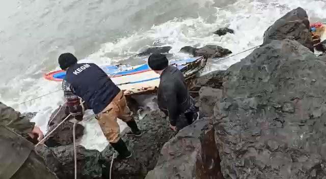 <p>Rize’nin Çayeli ilçesinde, Karadeniz’de balık avladığı sırada kayığı alabora olan Emin Altunbaş, yüzerek kıyıya çıkmayı başardı. </p>
