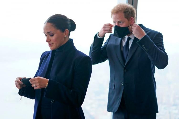 <p><span style="color:#800080"><strong>Nisan 2021'den bu yana Spotify'ın bu tür bilgileri barındırma kararına karşı çıktıklarını söyleyen Prens Harry ve Meghan Markle </strong></span><span style="color:#EE82EE"><strong>"Archewell'in kuruluşundan bu yana küresel asılsız bilgi krizini anı anına ele almak için çalıştık.</strong></span></p>
