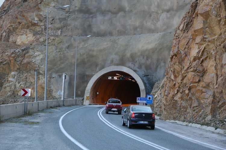 <p>Artvin-Erzurum-İspir ve iç bölgelere yönelen çok sayıda yol ağı yapılıyor. Yaklaşık bu kapsamda 70 kilometre karayolu ağı yeniden yapılıyor. Bunlar tamamlanmış durumda. Çok ilginçtir, bu 70 kilometrenin 56 kilometresi tünel olarak inşa ediliyor. Artvin’e barajlar şehri diyoruz aslında ama bir tüneller şehri. 115 civarında tünel kullanarak ulaşım sağlamış oluyoruz. Bu tünellerin yanı sıra devasa viyadükler var. Gerçekten hepsi bir sanat şaheseri” ifadelerini kullandı.</p>
<p> </p>