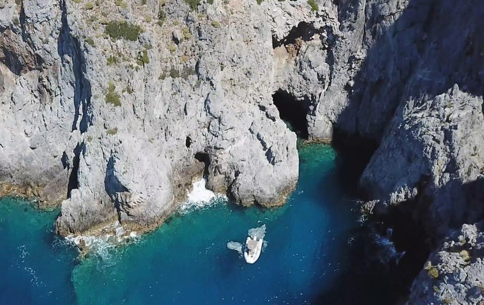 <p><strong>UNESCO tarafından örnek proje gösterildi</strong><br />
<br />
Akdeniz Koruma Derneği tarafından yürütülen ‘Gökova Körfezi Deniz Koruma Alanında İklim Değişikliği Dayanıklılığının Artırılması Projesi’nin UNESCO tarafından Yeşil Vatandaşlar (Green Citizens) kampanyasında Türkiye’de örnek proje olarak gösterildiğini belirten Yaşar, “UNESCO ‘Green Citiens’ yani yeşil vatandaşlar adına bir kampanya başlattı. </p>
