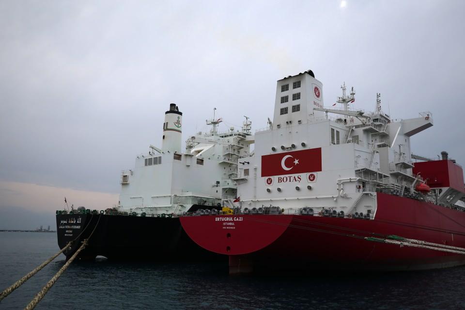 <p>Ertuğrul Gazi'nin çevreci ve enerji verimliliği yüksek bir gemi olduğunu aktaran Pamukçu, gemiden gemiye aktarım işlemi sırasında aynı zamanda gazlaştırma yapılarak şebekeye gaz verilebildiğini ve bu özelliğin birçok FSRU'da bulunmadığını kaydetti.</p>
<p> </p>