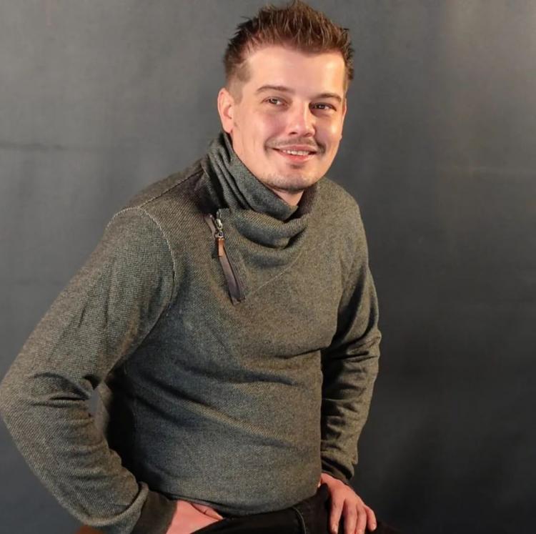<p><strong>Kural,</strong> <span style="color:#B22222"><strong>"Arabesk türünde kendi bestelerimi ve şarkılarımı yapıyorum. Dün bir görüşmek yaptık ve anlaştık. Müzik yapacağım. Konser vereceğim"</strong></span> <strong>dedi.</strong></p>
