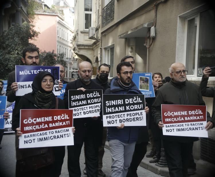 <p>İstanbul'da bazı sivil toplum kuruluşlarının üyeleri, 19 düzensiz göçmenin sınırdan geri itildikten sonra donarak ölmesi nedeniyle Yunanistan'ı protesto etti.</p>
