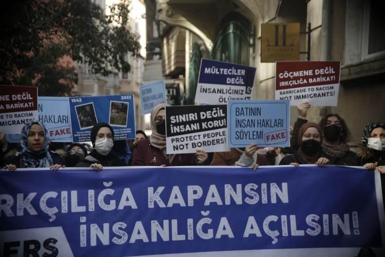 <p>Yunanistan'ın İstanbul Başkonsolosluğu önüne gelen İHH, Özgür-Der, Uluslararası Mülteci Hakları Derneği, MAZLUMDER, AKMER, Davet, Muştu Gençlik ve Rahmet Yolu derneklerinin üyeleri, ellerinde dövizlerle düzensiz göçmenlerin ölüme itilmesini kınayan sloganlar attı.</p>

<p> </p>
