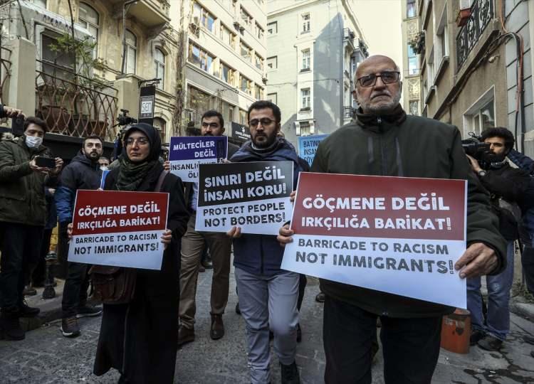<div>Türkiye'de darbe girişiminde bulunan ve silahıyla kaçanlara Yunanistan'ın ev sahipliği yaptığını hatırlatan Alpay, "Onları Türkiye'ye iade etmiyor fakat buna karşı dört bir taraftan gelen mazlum insanlara işkenceyi, donarak ölümü reva görüyorsa, Ege Denizi'nde boğulmayı reva görüyorsa, bunun adı riyakarlıktan öte, vahşettir. Biz bu vahşeti, bu barbarlığı kabul etmiyoruz. Yunanistan hükümetini muhakkak surette bu çirkin politikaları terk etmeye davet ediyoruz." ifadelerini kullandı.</div>
<div> </div>