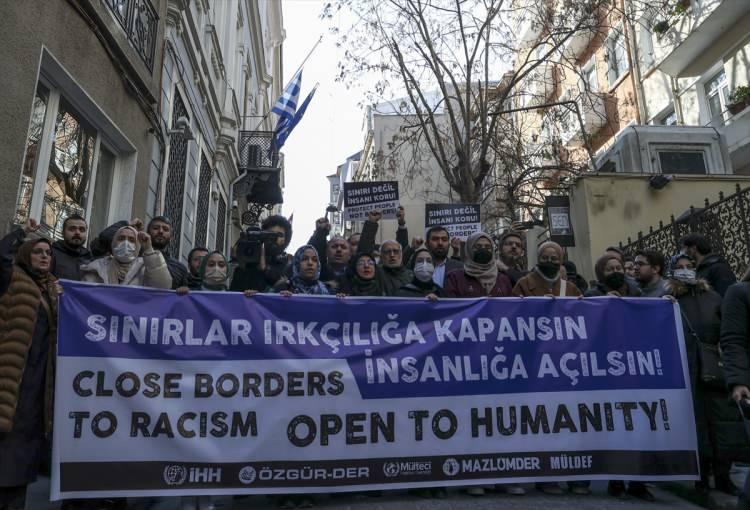 <div>Başkonsolosluk önüne, düzensiz göçmenlerin donarak ölmesini protesto eden dövizlerin bırakılmasının ardından gruptakiler dağıldı.</div>
<div> </div>