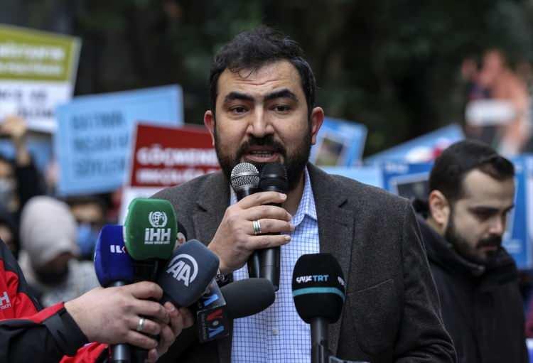 <p>Uluslararası Mülteci Hakları Derneği Genel Başkanı Abdullah Demir, protestoya katılan dernekler adına ortak basın açıklamasını okudu.</p>

<p> </p>
