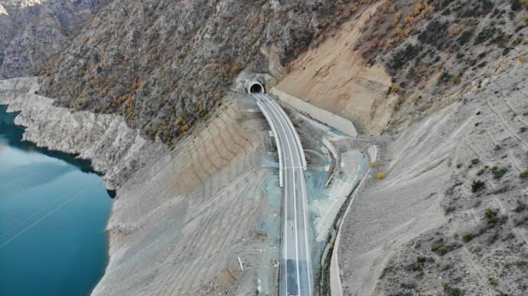 <p>Bu tüneller arasında en önemli tünel olarak ilk sırada Karadeniz'i Doğu Anadolu üzerinden İran'a bağlayan Artvin-Rize-Ardahan karayolundaki Cankurtaran Geçidi'nde inşa edilen ve 2018 yılında hizmete giren Cankurtaran Tüneli yer alıyor. 5 bin 228 metrelik Cankurtaran tünelleri iki gidiş, iki geliş çift tüp olarak hizmet veriyor. Bu tünellerle beraber güzergah 12 kilometre kısalırken, Cankurtaran Geçidi'nde zorlu kış şartlarında araçların yolda kalması da tarihe karıştı.<br />
 </p>
